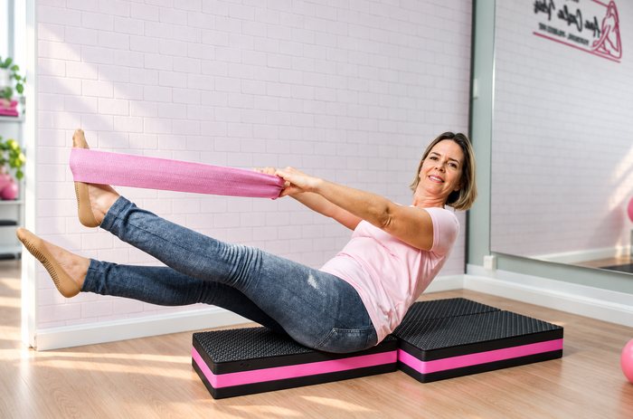 Ana Carla Reis exercitando-se com faixa elástica